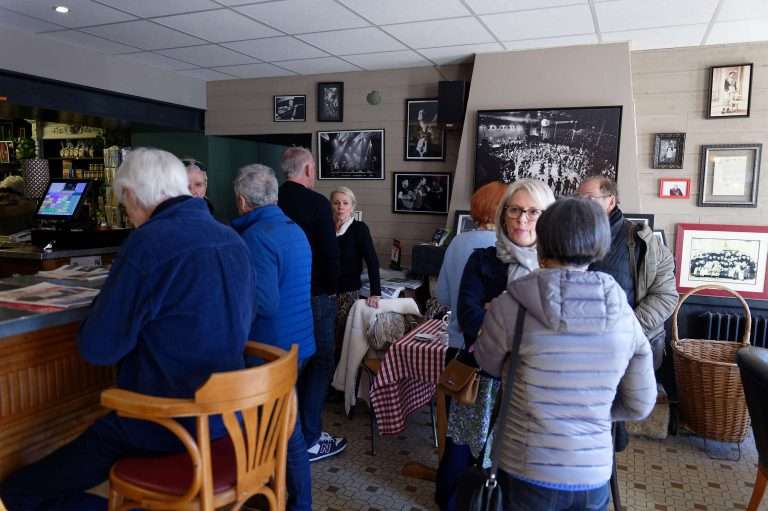 Café d'accueil au Bar Breton de Brec'h le matin